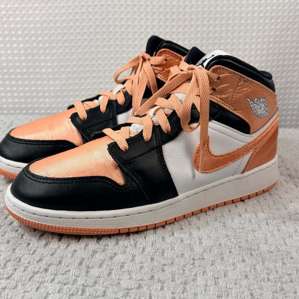 Air Jordan 1 Mid SE Ladies Orange Peel Black White
Size 7Y
